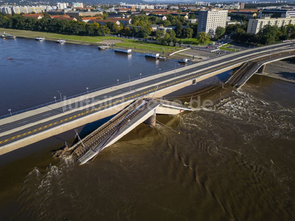 Dresden aus der Vogelperspektive: Eingestürzte Elbe- Flußbrücke Carolabrücke in Dresden im Bundesland Sachsen, Deutschland