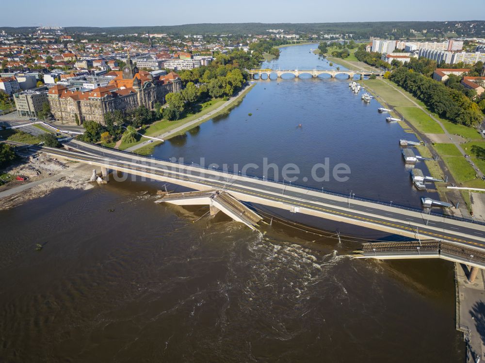 Luftaufnahme Dresden - Eingestürzte Elbe- Flußbrücke Carolabrücke in Dresden im Bundesland Sachsen, Deutschland