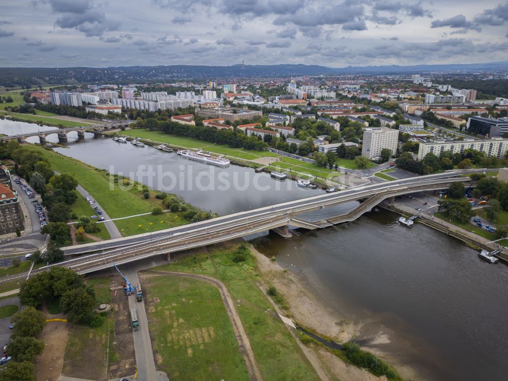 Dresden von oben - Eingestürzte Elbe- Flußbrücke Carolabrücke in Dresden im Bundesland Sachsen, Deutschland