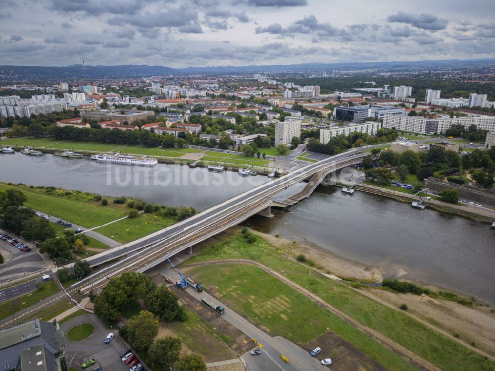 Dresden aus der Vogelperspektive: Eingestürzte Elbe- Flußbrücke Carolabrücke in Dresden im Bundesland Sachsen, Deutschland