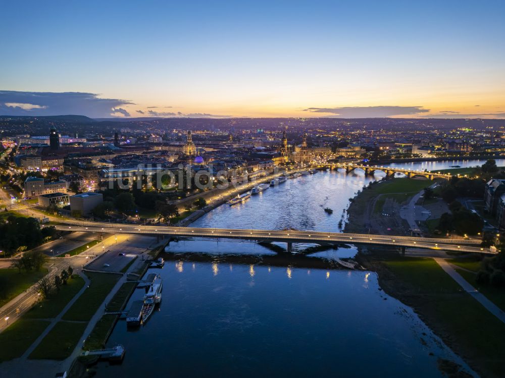 Dresden aus der Vogelperspektive: Eingestürzte Elbe- Flußbrücke Carolabrücke in Dresden im Bundesland Sachsen, Deutschland