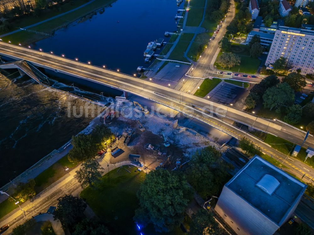 Luftbild Dresden - Eingestürzte Elbe- Flußbrücke Carolabrücke in Dresden im Bundesland Sachsen, Deutschland