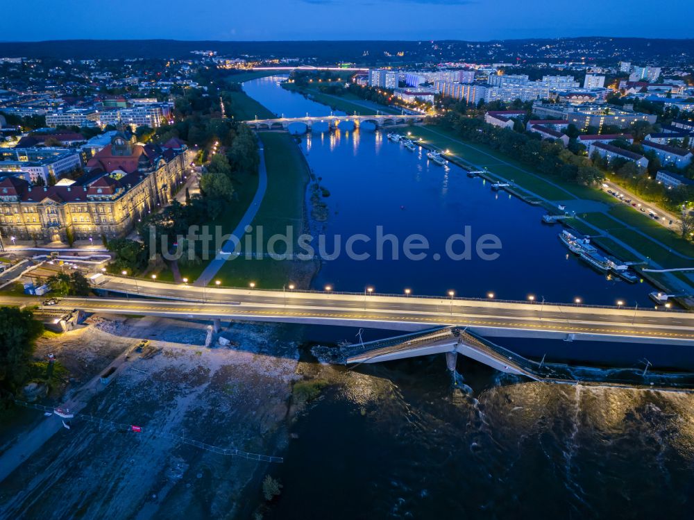 Dresden aus der Vogelperspektive: Eingestürzte Elbe- Flußbrücke Carolabrücke in Dresden im Bundesland Sachsen, Deutschland