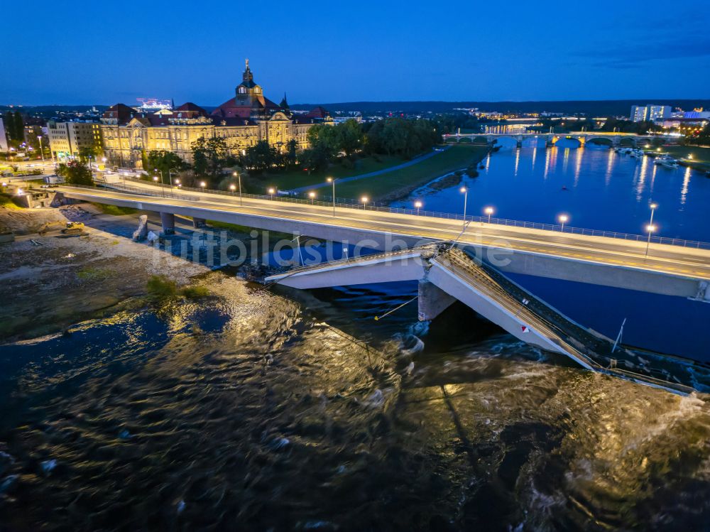 Luftaufnahme Dresden - Eingestürzte Elbe- Flußbrücke Carolabrücke in Dresden im Bundesland Sachsen, Deutschland