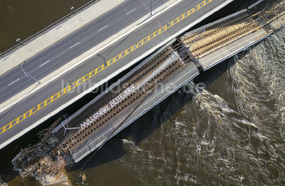 Luftbild Dresden - Eingestürzte Elbe- Flußbrücke Carolabrücke in Dresden im Bundesland Sachsen, Deutschland