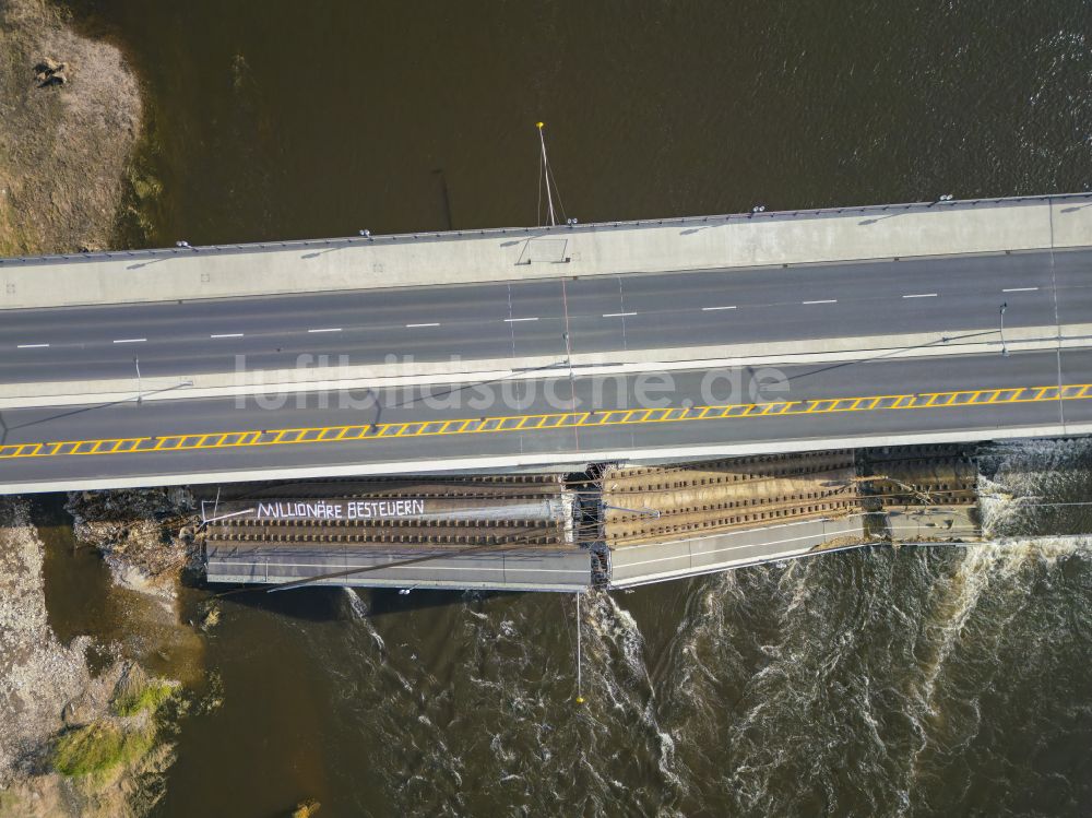 Luftaufnahme Dresden - Eingestürzte Elbe- Flußbrücke Carolabrücke in Dresden im Bundesland Sachsen, Deutschland