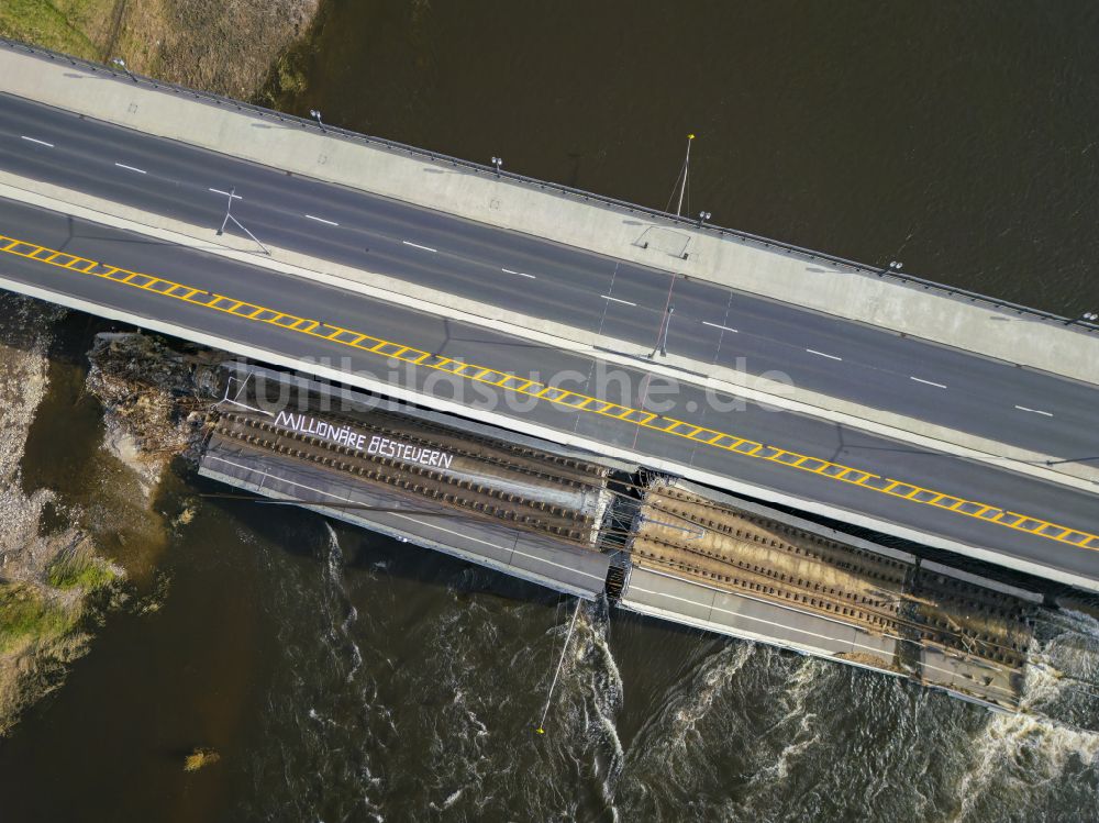 Dresden von oben - Eingestürzte Elbe- Flußbrücke Carolabrücke in Dresden im Bundesland Sachsen, Deutschland