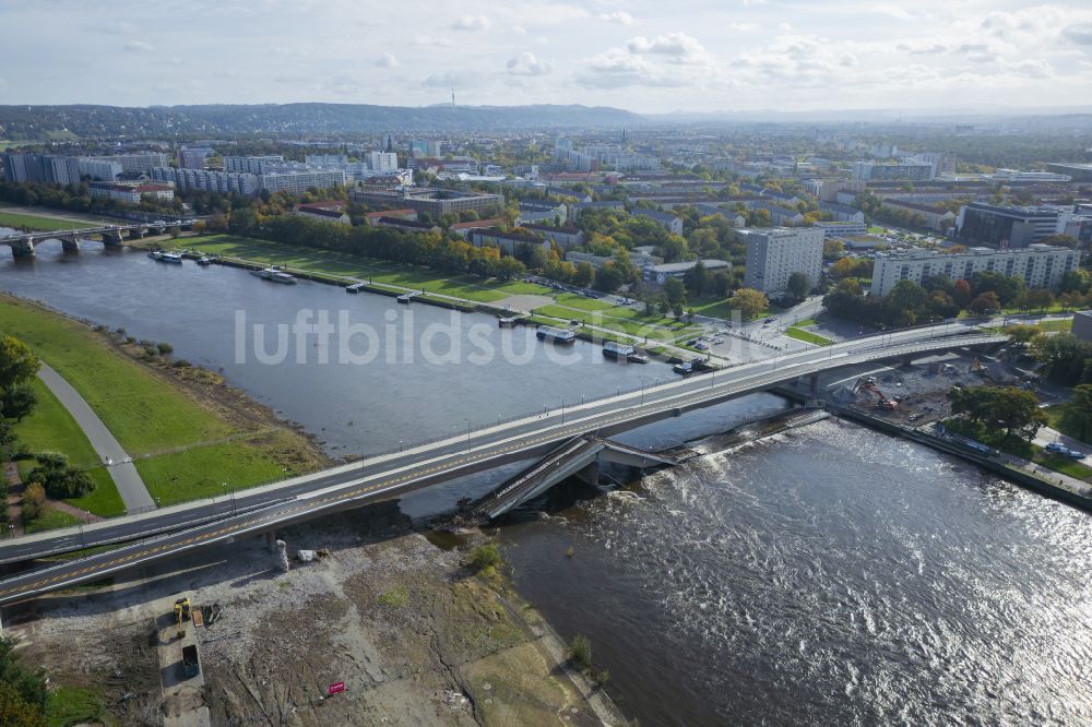 Dresden aus der Vogelperspektive: Eingestürzte Elbe- Flußbrücke Carolabrücke in Dresden im Bundesland Sachsen, Deutschland