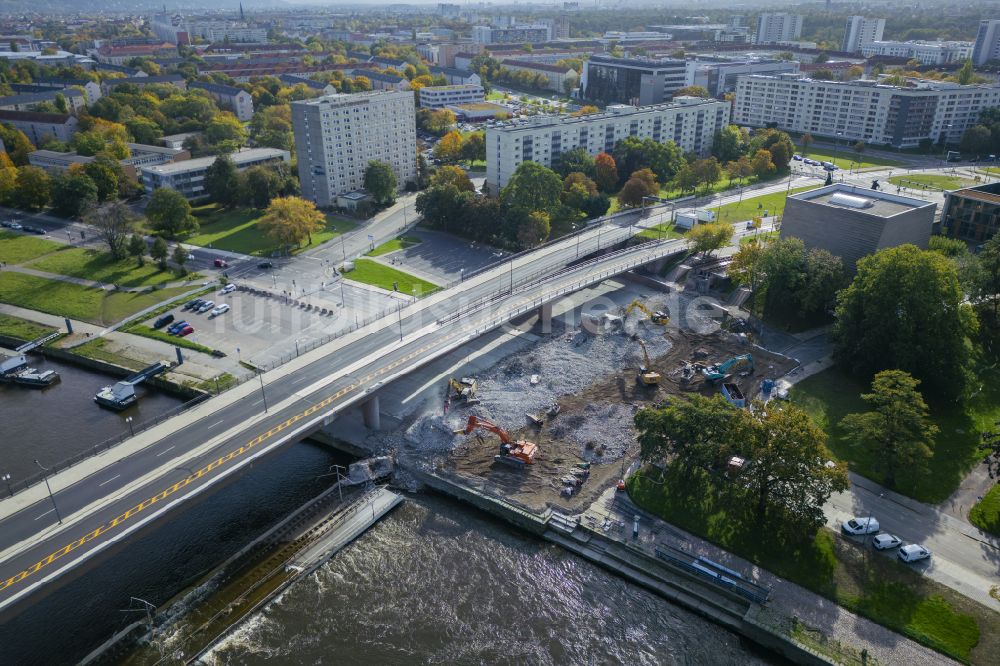 Luftbild Dresden - Eingestürzte Elbe- Flußbrücke Carolabrücke in Dresden im Bundesland Sachsen, Deutschland