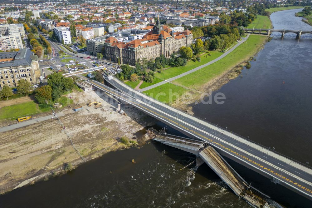 Luftaufnahme Dresden - Eingestürzte Elbe- Flußbrücke Carolabrücke in Dresden im Bundesland Sachsen, Deutschland