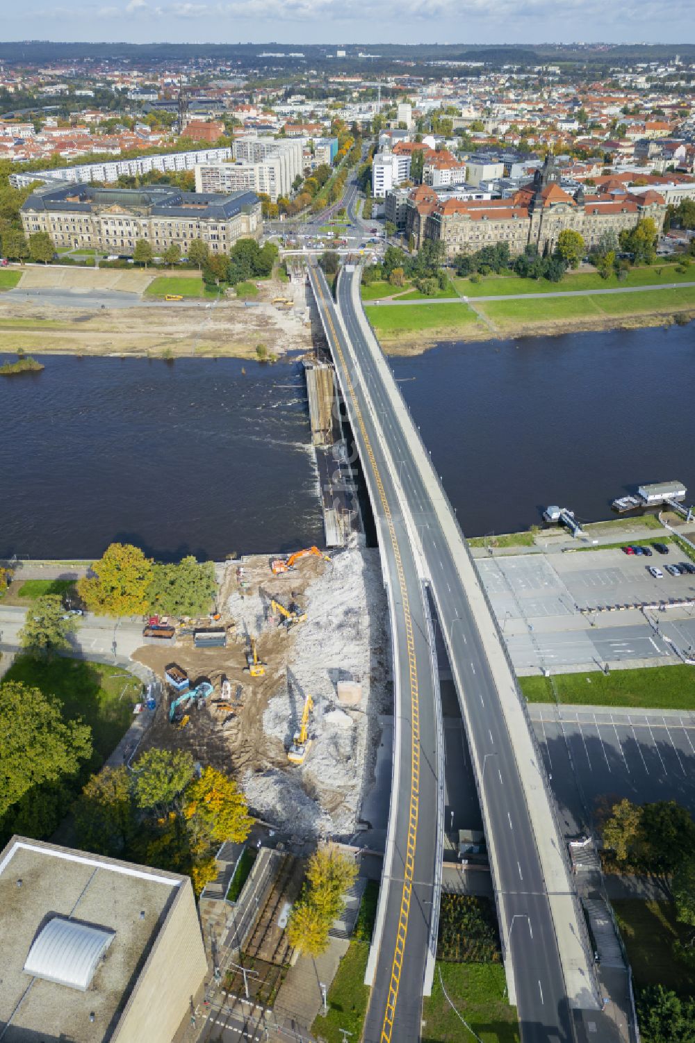 Dresden aus der Vogelperspektive: Eingestürzte Elbe- Flußbrücke Carolabrücke in Dresden im Bundesland Sachsen, Deutschland