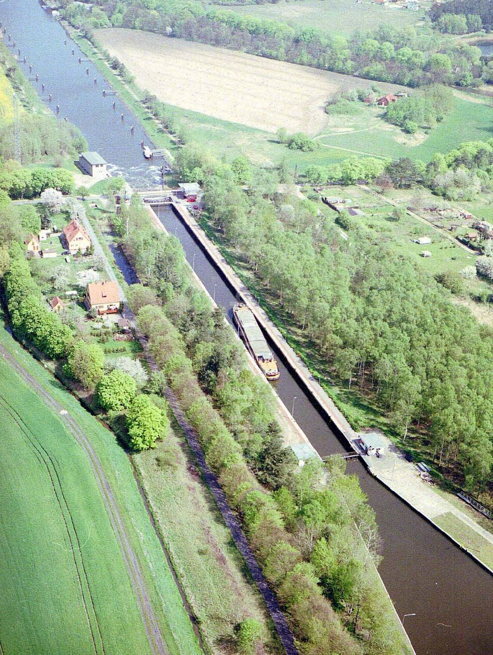 Zerben aus der Vogelperspektive: Einkammerschleuse Zerben am Elbe-Havel-Kanal.