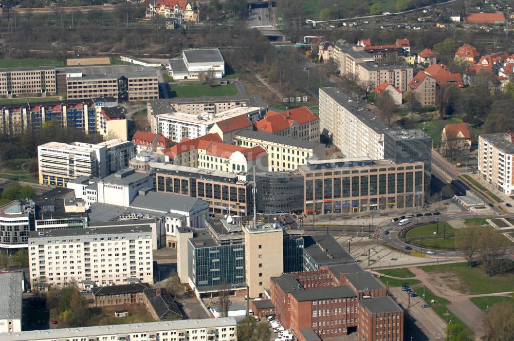 Magdeburg von oben - Einkaufs- und Bürocenter an der Erzberger Straße in Magdeburg