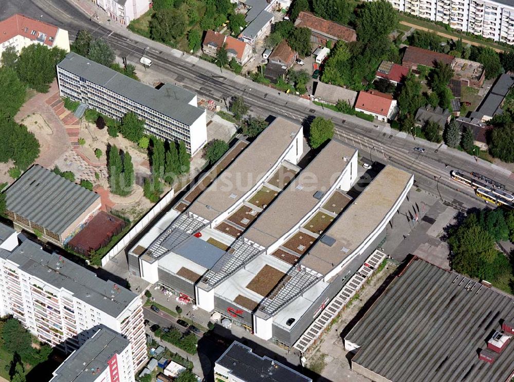 Luftaufnahme Berlin - Hohenschönhausen - Einkaufs- und Dienstleistungszentrums Storchenhof der MÜBAU AG an der Hauptstraße in Berlin - Hohenschönhausen