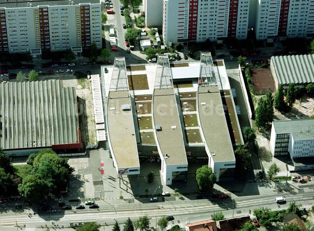 Berlin - Hohenschönhausen von oben - Einkaufs- und Dienstleistungszentrums Storchenhof der MÜBAU AG an der Hauptstraße in Berlin - Hohenschönhausen