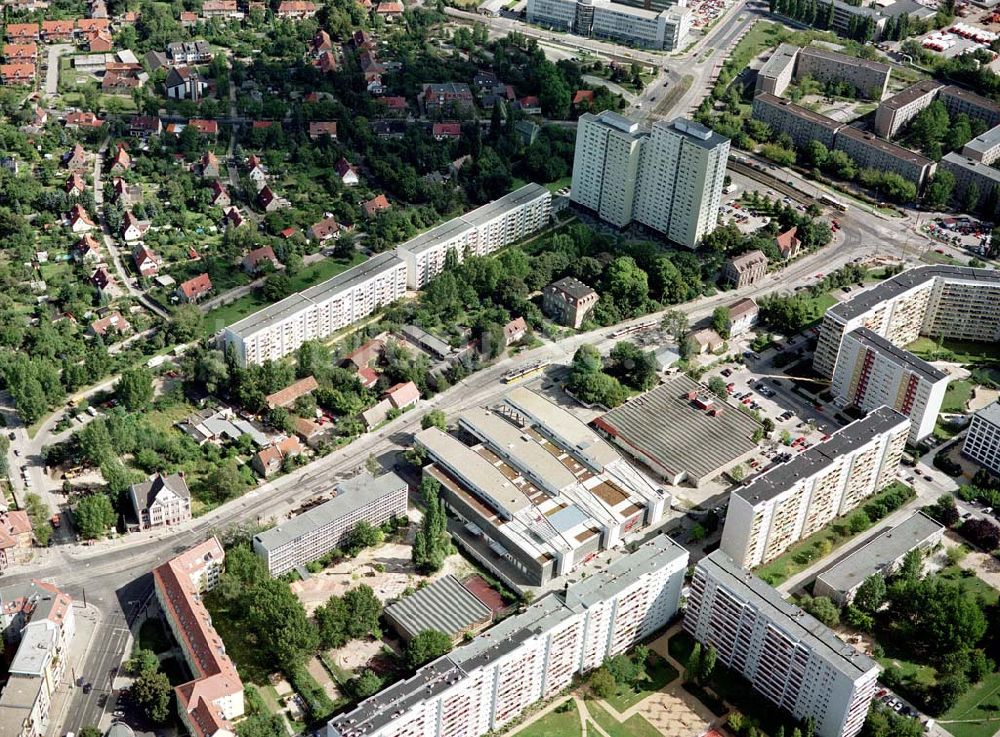 Luftaufnahme Berlin - Hohenschönhausen - Einkaufs- und Dienstleistungszentrums Storchenhof der MÜBAU AG an der Hauptstraße in Berlin - Hohenschönhausen