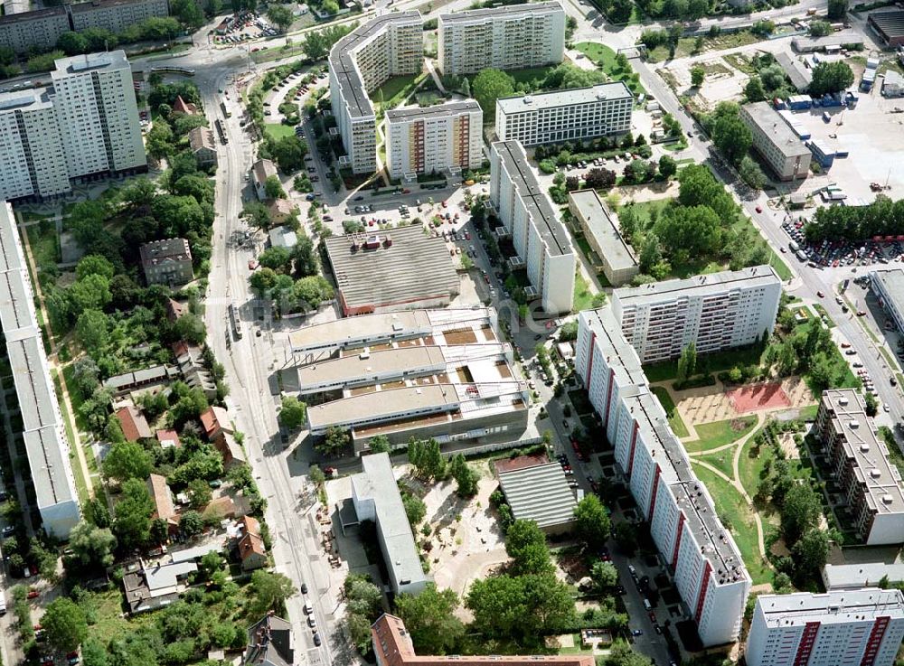 Berlin - Hohenschönhausen von oben - Einkaufs- und Dienstleistungszentrums Storchenhof der MÜBAU AG an der Hauptstraße in Berlin - Hohenschönhausen