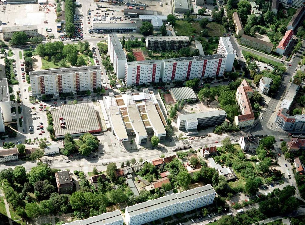 Berlin - Hohenschönhausen von oben - Einkaufs- und Dienstleistungszentrums Storchenhof der MÜBAU AG an der Hauptstraße in Berlin - Hohenschönhausen