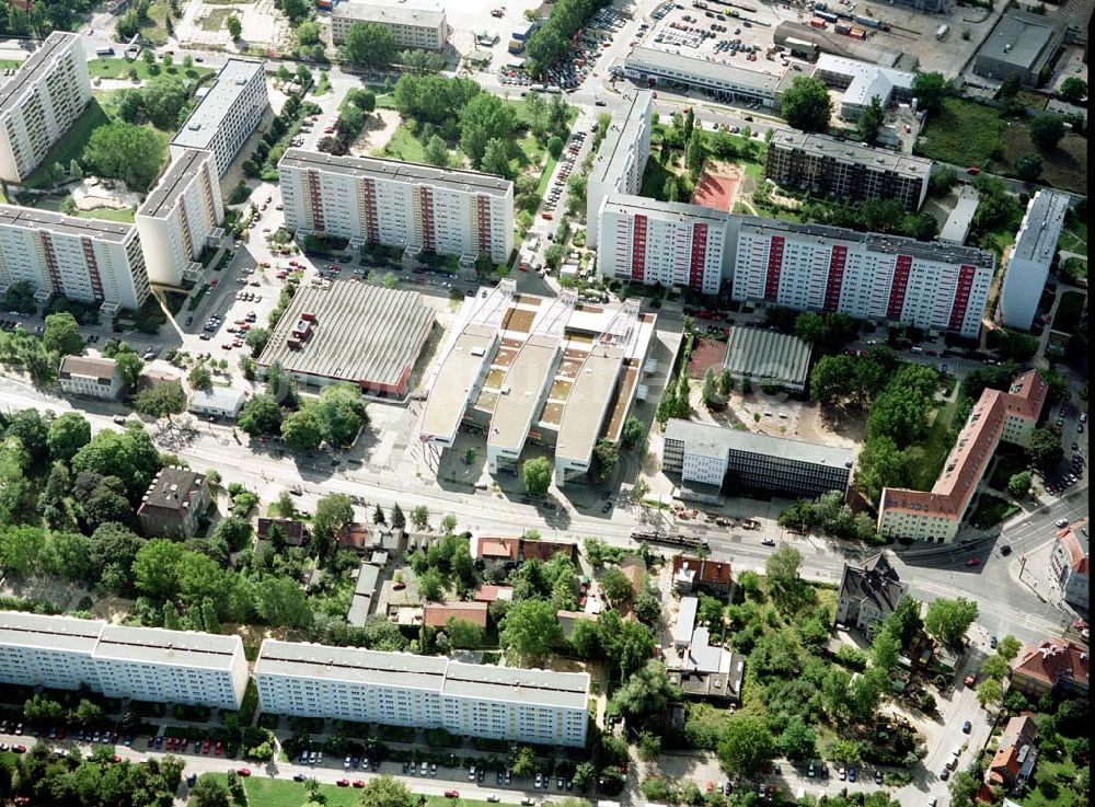 Berlin - Hohenschönhausen aus der Vogelperspektive: Einkaufs- und Dienstleistungszentrums Storchenhof der MÜBAU AG an der Hauptstraße in Berlin - Hohenschönhausen