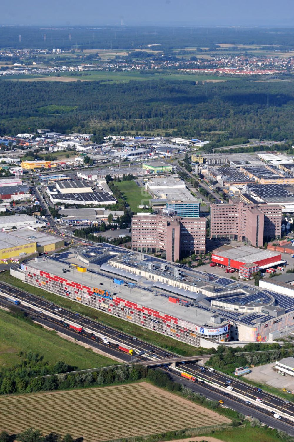 Weiterstadt aus der Vogelperspektive: Einkaufs- und Geschäftszentrum LOOP5 Shopping Centre in 64331 Weiterstadt