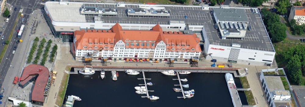 Berlin Tempelhof aus der Vogelperspektive: Einkaufs- und Kulturzentrum Tempelhofer Hafen in Berlin nahe dem Ullsteinhaus