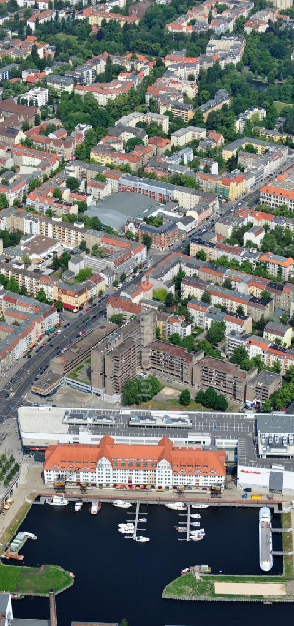 Berlin Tempelhof aus der Vogelperspektive: Einkaufs- und Kulturzentrum Tempelhofer Hafen in Berlin nahe dem Ullsteinhaus