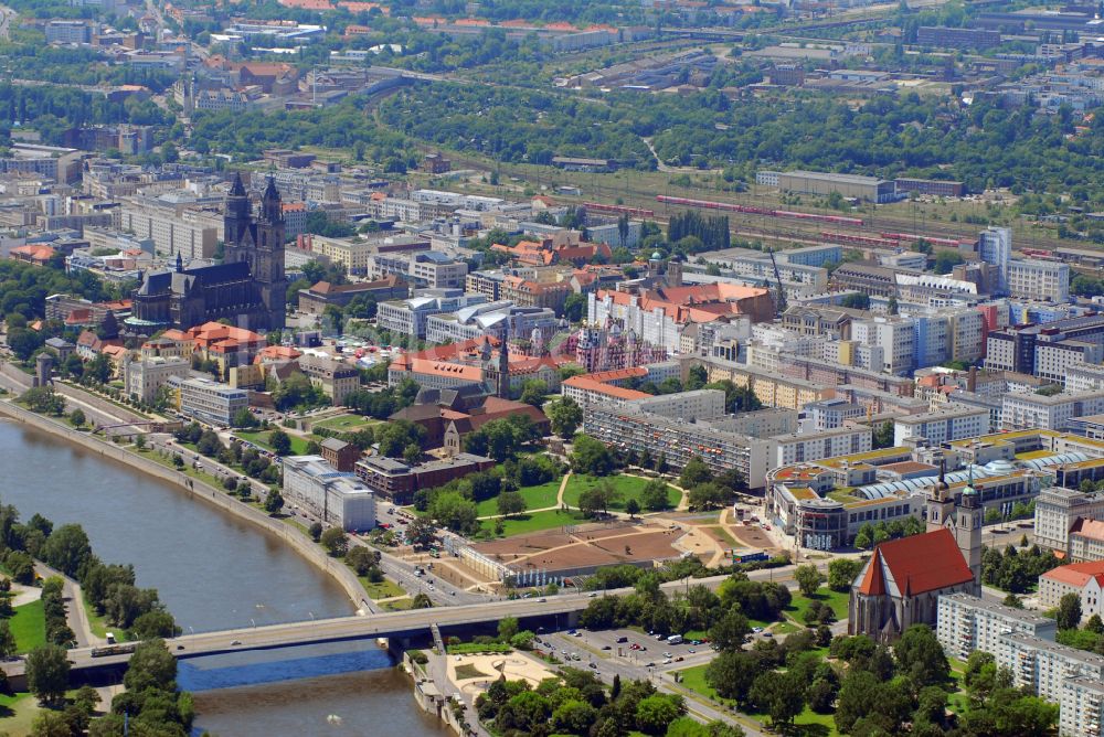 Magdeburg von oben - Einkaufs- Zentrum Allee-Center Magdeburg im Ortsteil Zentrum in Magdeburg im Bundesland Sachsen-Anhalt, Deutschland