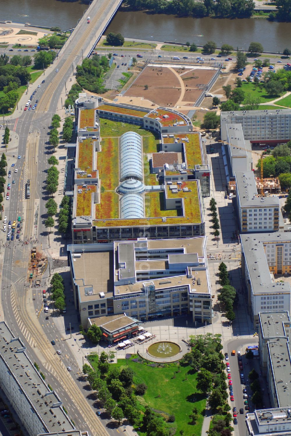 Magdeburg von oben - Einkaufs- Zentrum Allee-Center Magdeburg im Ortsteil Zentrum in Magdeburg im Bundesland Sachsen-Anhalt, Deutschland