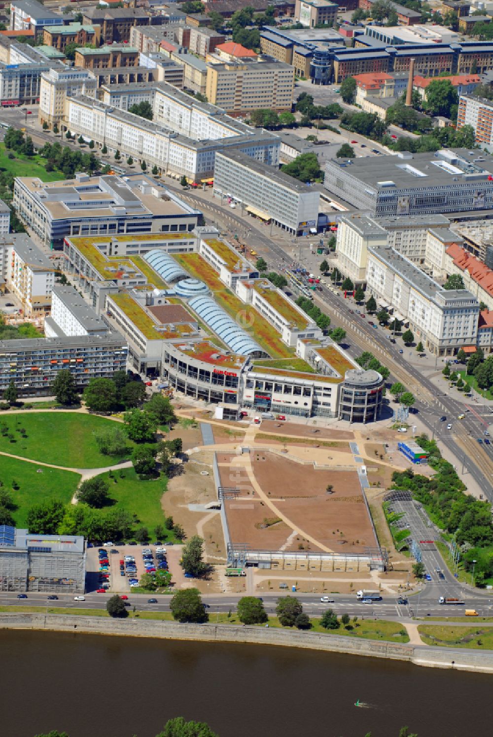 Magdeburg von oben - Einkaufs- Zentrum Allee-Center Magdeburg im Ortsteil Zentrum in Magdeburg im Bundesland Sachsen-Anhalt, Deutschland