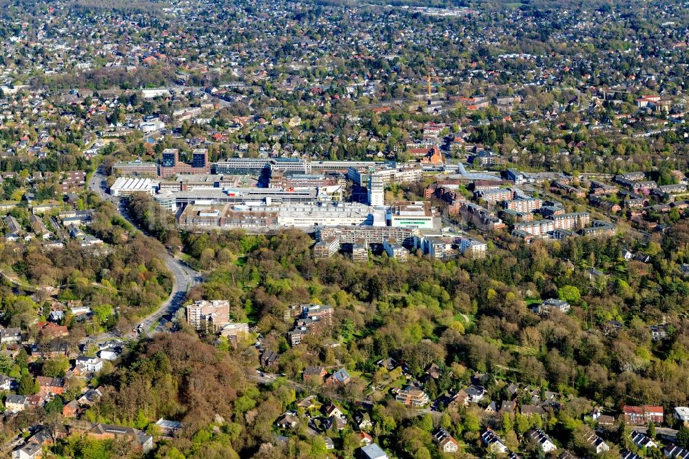 Hamburg aus der Vogelperspektive: Einkaufs- Zentrum Alstertal-Einkaufszentrum am Heegbarg im Ortsteil Poppenbüttel in Hamburg, Deutschland