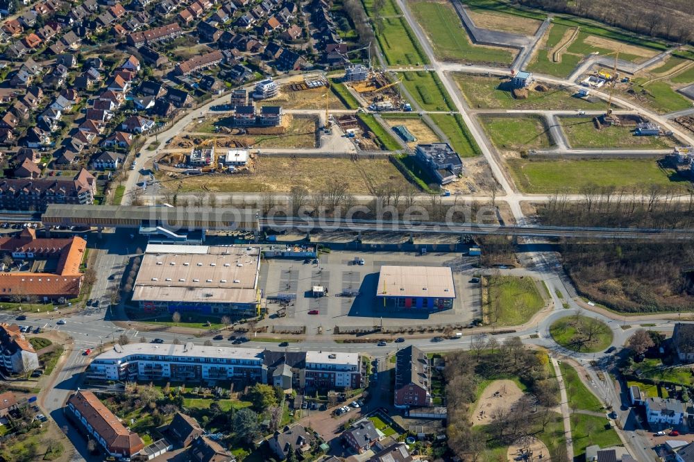 Luftbild Duisburg - Einkaufs- Zentrum EDEKA E-Center Angerbogen und EDEKA Tonscheidt Getränkemarkt im Ortsteil Huckingen in Duisburg im Bundesland Nordrhein-Westfalen, Deutschland