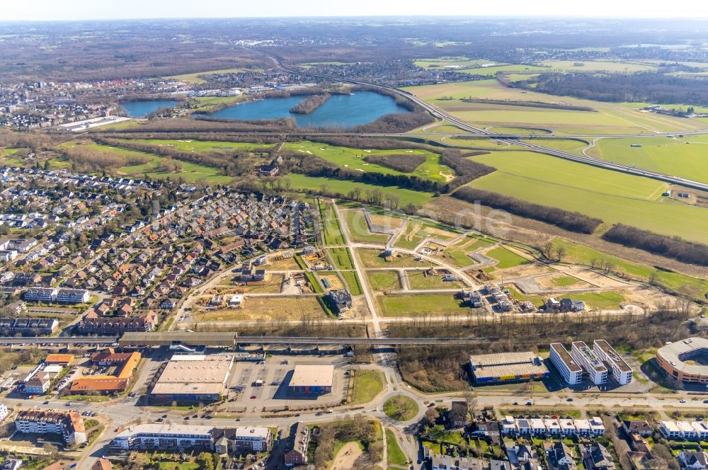 Luftaufnahme Duisburg - Einkaufs- Zentrum EDEKA E-Center Angerbogen und EDEKA Tonscheidt Getränkemarkt im Ortsteil Huckingen in Duisburg im Bundesland Nordrhein-Westfalen, Deutschland