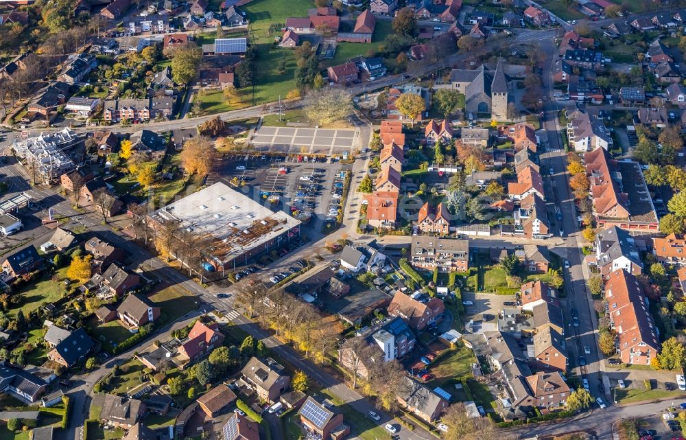 Luftaufnahme Haltern am See - Einkaufs- Zentrum entlang der Thiestraße im Ortsteil Sythen in Haltern am See im Bundesland Nordrhein-Westfalen, Deutschland