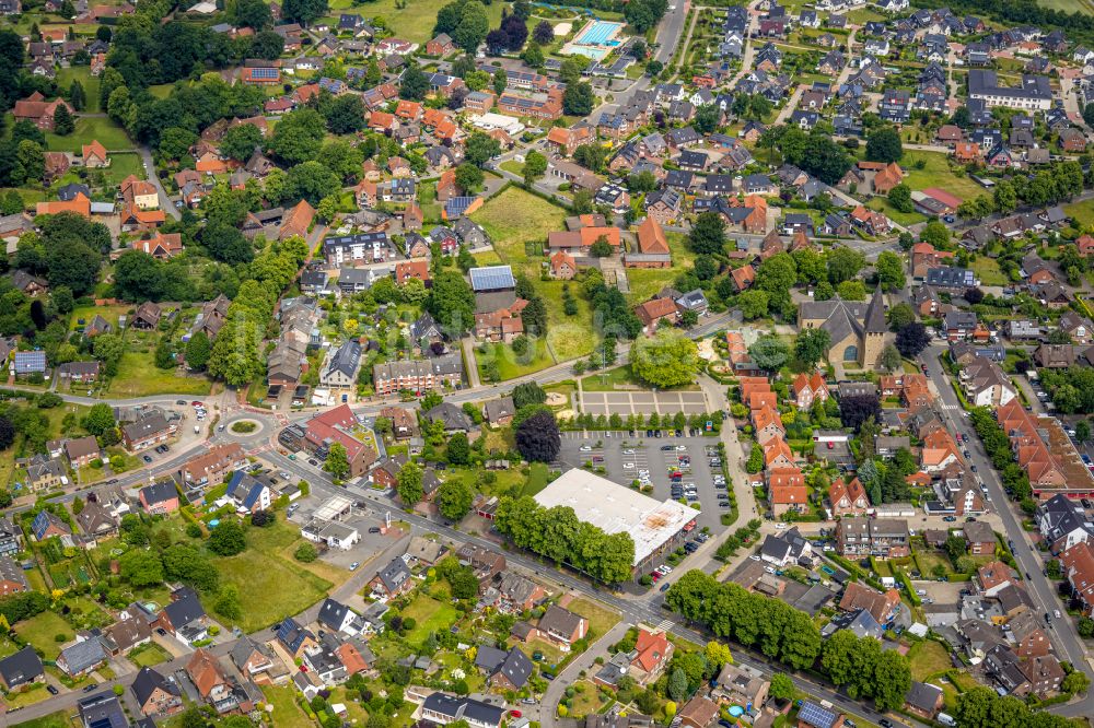 Haltern am See von oben - Einkaufs- Zentrum entlang der Thiestraße im Ortsteil Sythen in Haltern am See im Bundesland Nordrhein-Westfalen, Deutschland