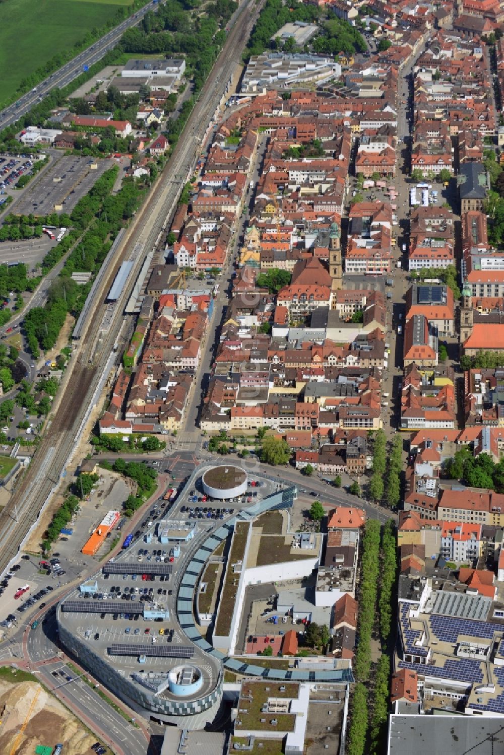 Erlangen aus der Vogelperspektive: Einkaufs- Zentrum ERLANGEN ARCADEN in Erlangen im Bundesland Bayern, Deutschland