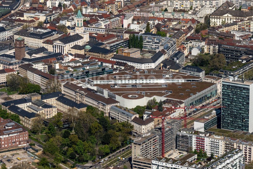 Karlsruhe aus der Vogelperspektive: Einkaufs- Zentrum Ettlinger Tor Center in Karlsruhe im Bundesland Baden-Württemberg, Deutschland