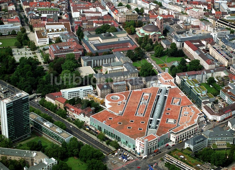 Karlsruhe aus der Vogelperspektive: Einkaufs- Zentrum Ettlinger Tor Karlsruhe in Karlsruhe im Bundesland Baden-Württemberg, Deutschland