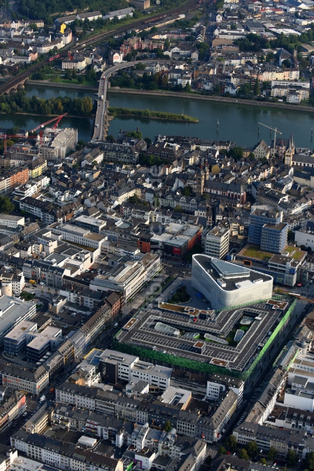 Koblenz von oben - Einkaufs- Zentrum Forum Mittelrhein Koblenz und der Gebäudekomplex des Romanticum Koblenz am Zentralplatz in Koblenz im Bundesland Rheinland-Pfalz, Deutschland