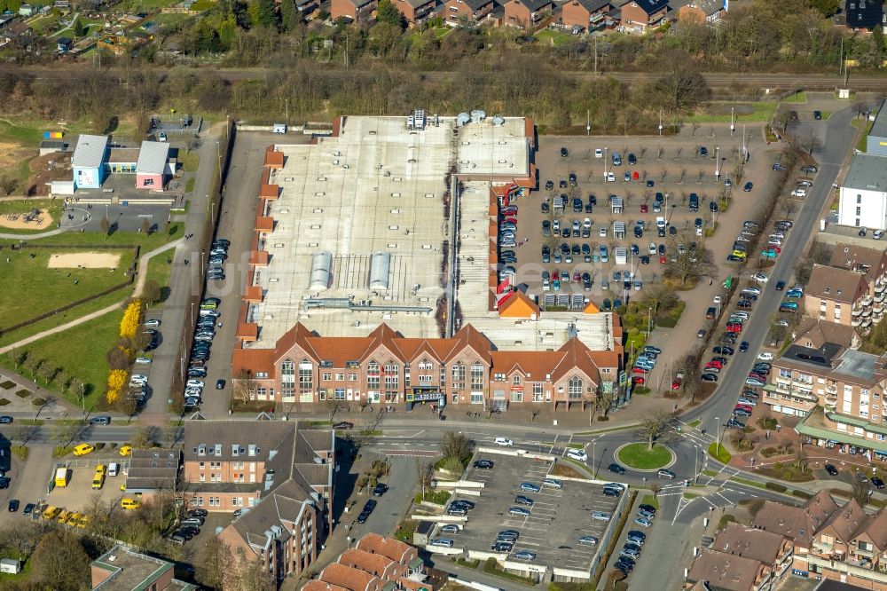 Voerde (Niederrhein) von oben - Einkaufs- Zentrum an der Friedrichsfelder Straße in Voerde (Niederrhein) im Bundesland Nordrhein-Westfalen, Deutschland