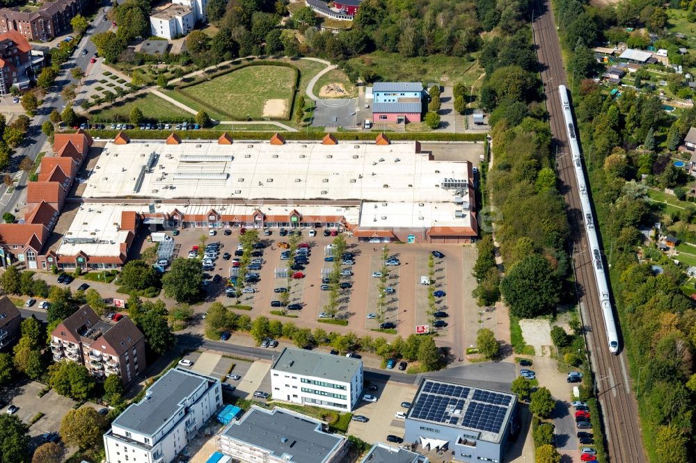 Luftaufnahme Voerde (Niederrhein) - Einkaufs- Zentrum an der Friedrichsfelder Straße in Voerde (Niederrhein) im Bundesland Nordrhein-Westfalen, Deutschland