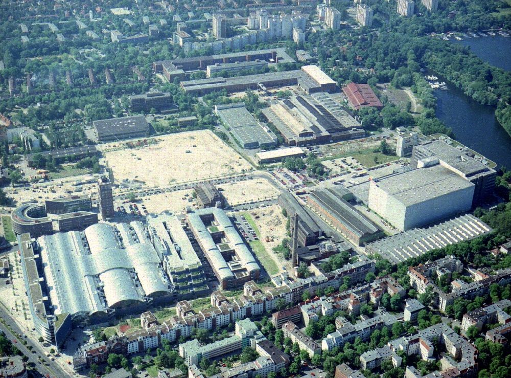 Luftaufnahme Berlin - Einkaufs- Zentrum Hallen am Borsigturm im Ortsteil Reinickendorf in Berlin, Deutschland