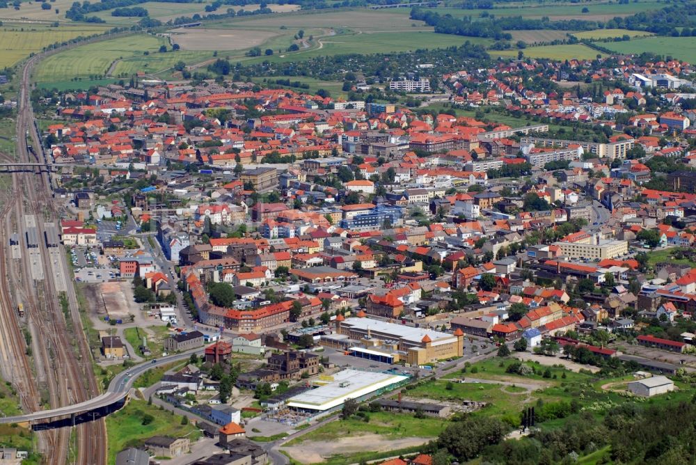 Bitterfeld-Wolfen aus der Vogelperspektive: Einkaufs- Zentrum Kaufland an der Bismarckstraße in Bitterfeld-Wolfen im Bundesland Sachsen-Anhalt, Deutschland