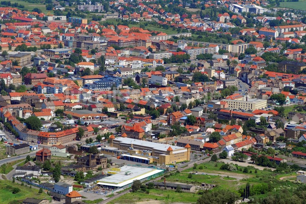 Luftbild Bitterfeld-Wolfen - Einkaufs- Zentrum Kaufland an der Bismarckstraße in Bitterfeld-Wolfen im Bundesland Sachsen-Anhalt, Deutschland