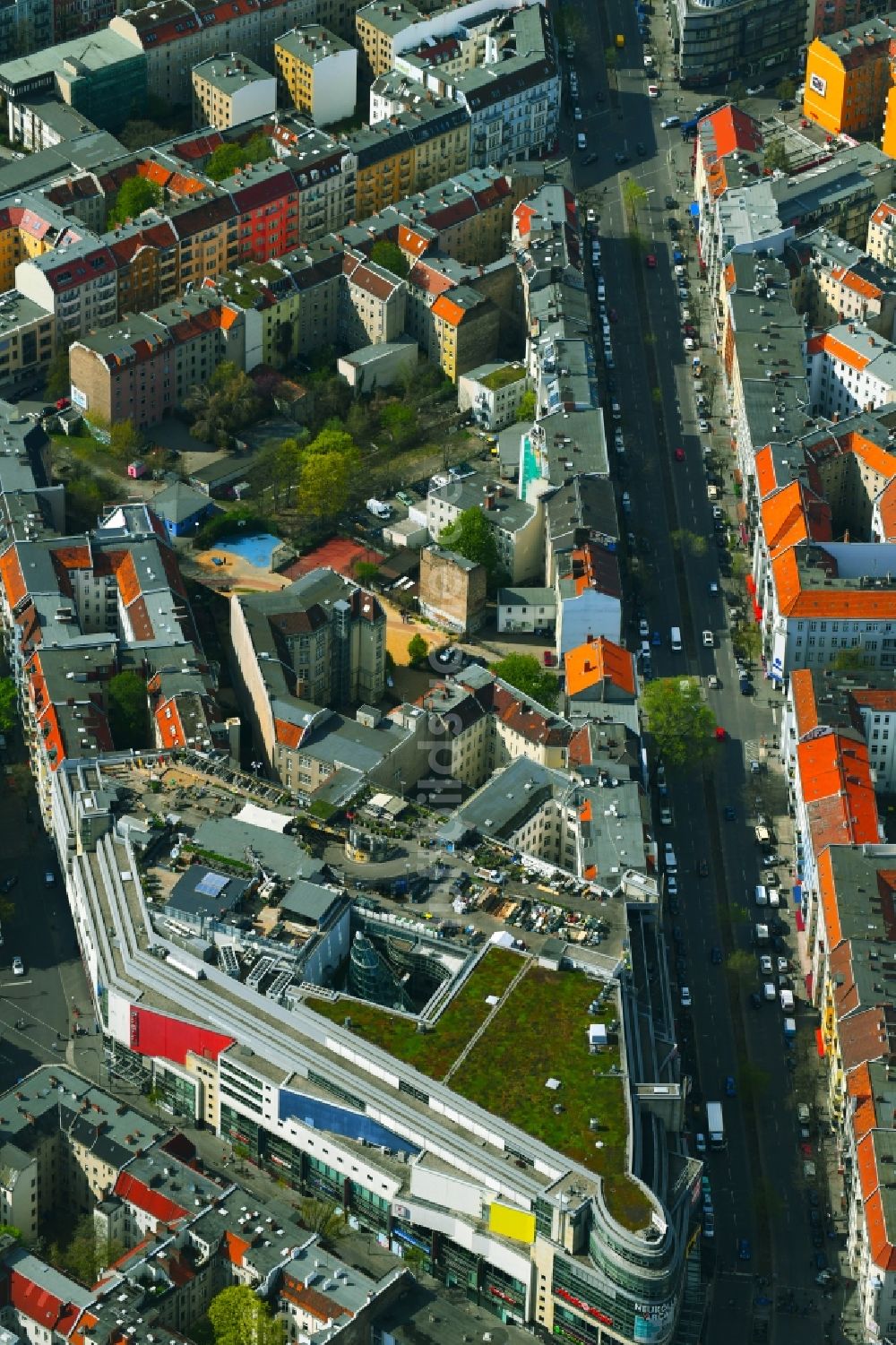 Luftaufnahme Berlin - Einkaufs- Zentrum Neukölln Arcaden an der Karl-Marx-Straße Ecke Flughafenstraße in Berlin, Deutschland