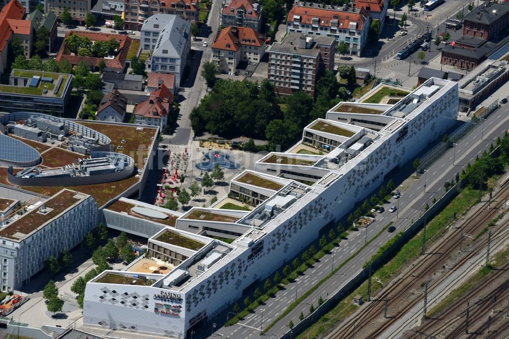 München von oben - Einkaufs- Zentrum Pasing Arcaden am Pasinger Bahnhofsplatz im Ortsteil Pasing-Obermenzing in München im Bundesland Bayern, Deutschland