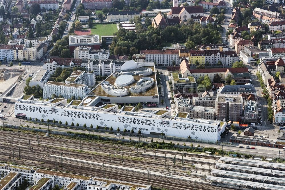 Luftaufnahme München - Einkaufs- Zentrum Pasing Arcaden am Pasinger Bahnhofsplatz im Ortsteil Pasing-Obermenzing in München im Bundesland Bayern, Deutschland