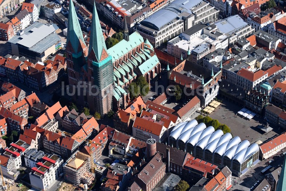 Lübeck von oben - Einkaufs- Zentrum Peek & Cloppenburg am Kohlmarkt im Ortsteil Innenstadt in Lübeck im Bundesland Schleswig-Holstein, Deutschland