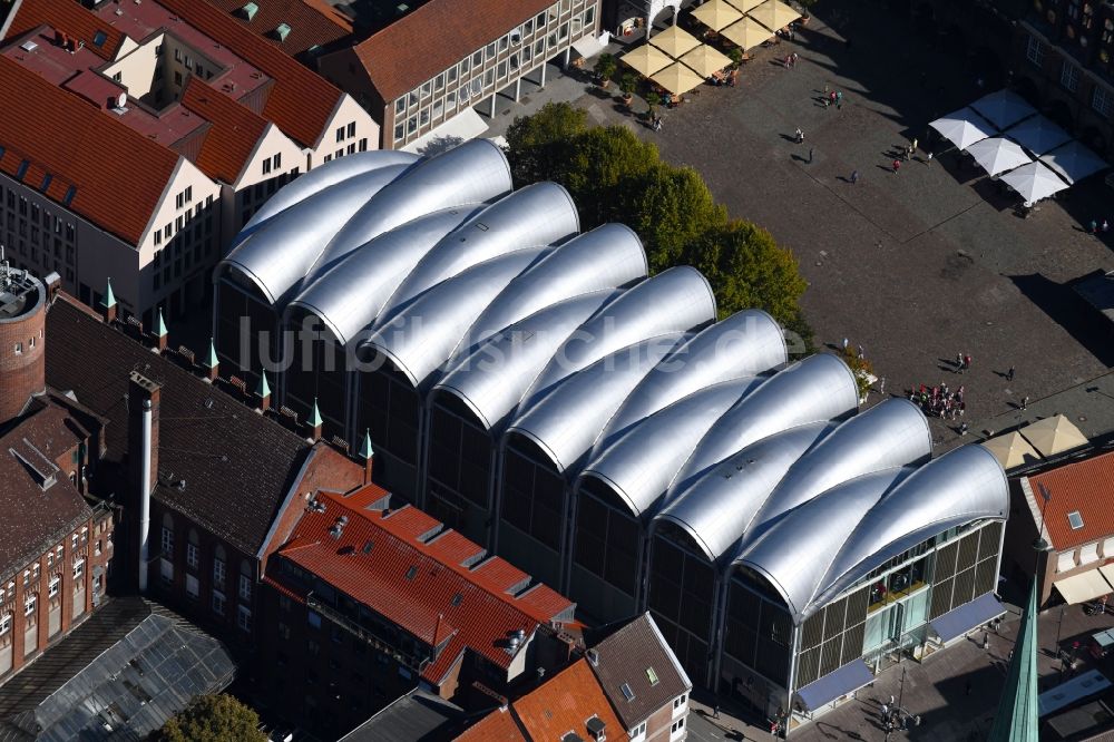 Lübeck aus der Vogelperspektive: Einkaufs- Zentrum Peek & Cloppenburg am Kohlmarkt im Ortsteil Innenstadt in Lübeck im Bundesland Schleswig-Holstein, Deutschland