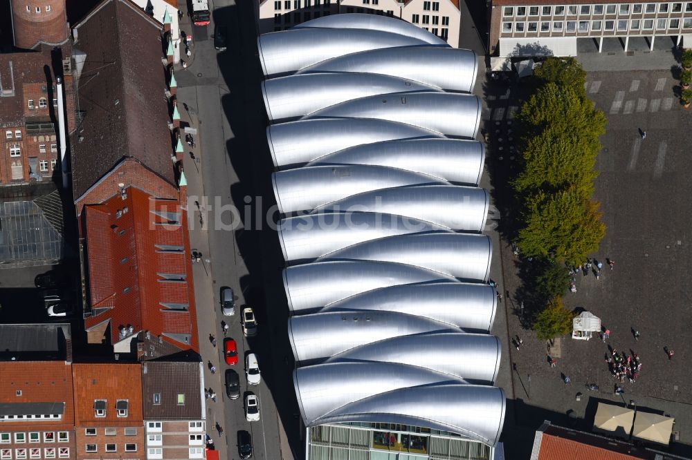 Lübeck von oben - Einkaufs- Zentrum Peek & Cloppenburg am Kohlmarkt im Ortsteil Innenstadt in Lübeck im Bundesland Schleswig-Holstein, Deutschland