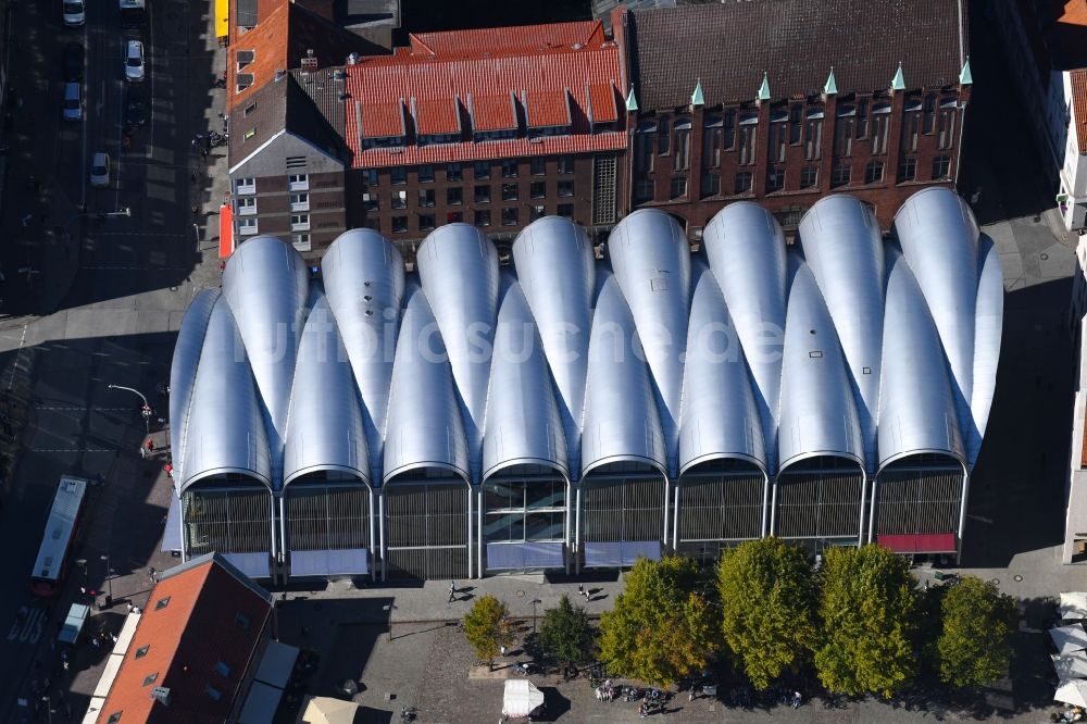 Lübeck von oben - Einkaufs- Zentrum Peek & Cloppenburg am Kohlmarkt im Ortsteil Innenstadt in Lübeck im Bundesland Schleswig-Holstein, Deutschland